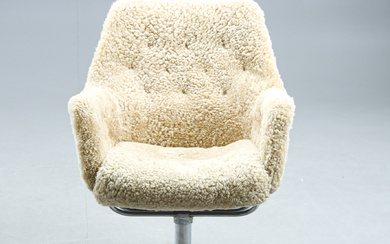 BRUNO MATHSSON. Spinning armchair “Master”, Dux, upholstered in sheepskin fur “Sand”.