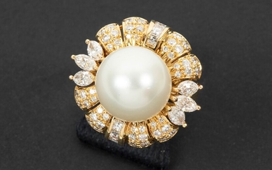 Bague en or jaune (18 carats) avec une pierre ronde et une perle centrale de...