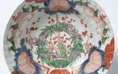 Bearded dish in Imari porcelain with vegetal decoration. Japanese work. Period: 18th century. (Small chips). H.:+/-8,5cm. Diameter:+/-24,5cm.