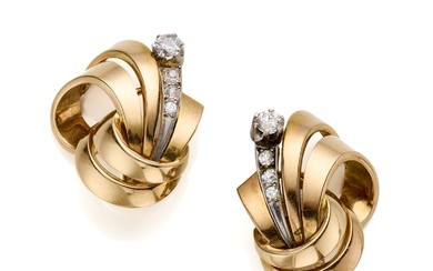Boucles d'oreilles en or jaune en forme de volute, détails en or blanc, diamants en...