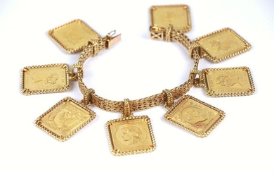 Bracelet en or jaune à maille polonaise, orné de huit médailles à l'effigie des timbres de grande valeur français et étrangers.