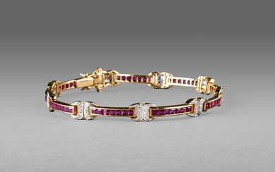 Bracelet joaillerie en or jaune 18k à maillons linéaires sertis de rubis calibrés alternés de...