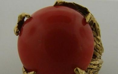 CHIC 18k Yellow Gold & Coral Ring Circa 1970s