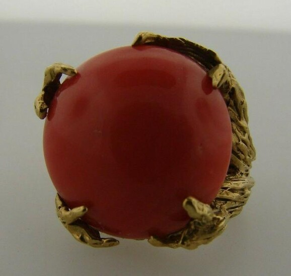 CHIC 18k Yellow Gold & Coral Ring Circa 1970s
