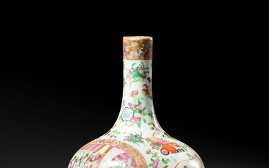 CHINE, Canton - Fin XIXe siècle Vase de forme bouteille en porcelaine émaillée polychrome de...