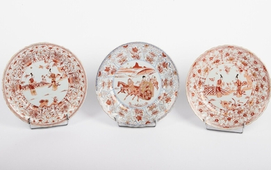 CHINE Trois plats ronds creux en porcelaine corail et or à décor de personnages. 18ème...