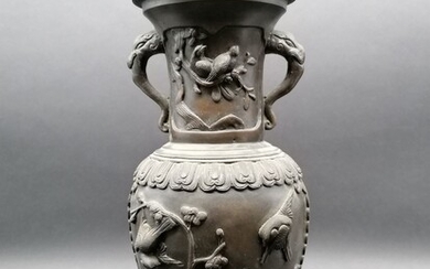 CHINE Vase en bronze à décor d'oiseaux et... - Lot 26 - Osenat