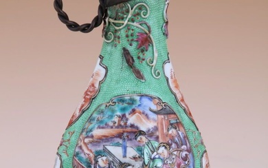 CHINE, XIXème Siècle VERSEUSE en porcelaine moulée aux émaux de la Famille Rose à décor...