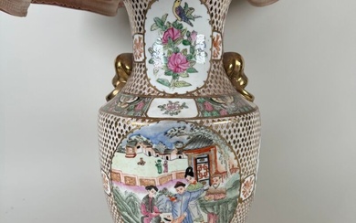 CHINE, XXe. Vase en porcelaine polychrome et or monté en lampe à décor en réserve...