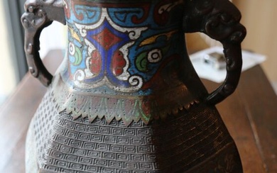 CHINE XXe siècle. Vase en bronze à décor... - Lot 126 - Art Valorem