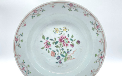 CHINESE FAMILLE ROSE PLATE, BOUQUET OF FLOWERS, EXPORT PORCELAIN, 19TH CENTURY, CHINA, CA. 16 CM.