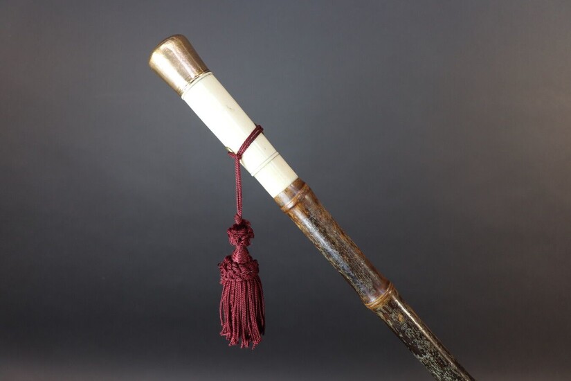 Cane with a bamboo shaft. Milord knob in gilded metal and ivory housing a cigarette smoker and a tank for cigarettes or cigarillos. Height 90,5 cm. Small cracks