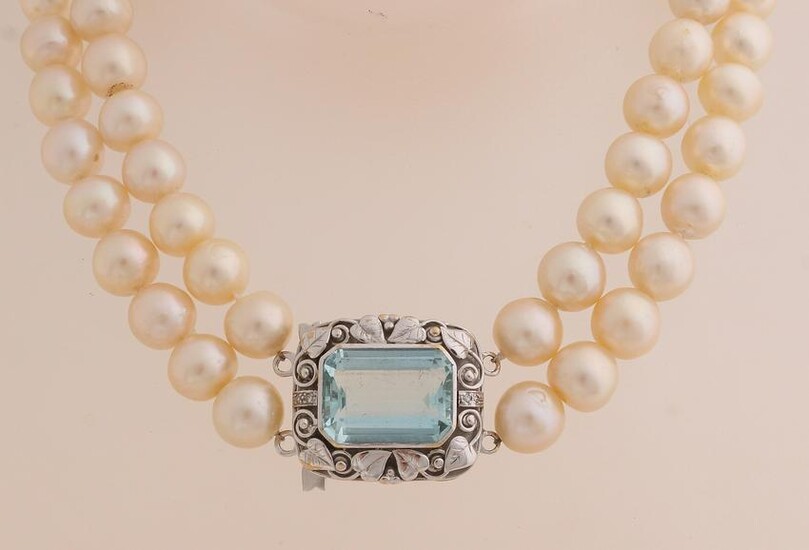 Capital pearl necklace