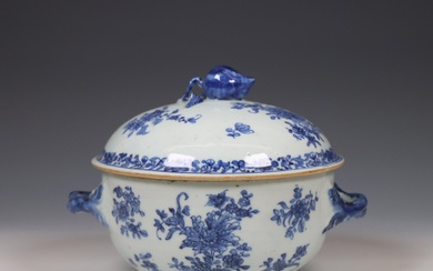 China, a blue and white porcelain circular tureen, Qianlong period (1736-1795)