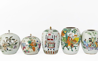 Chine, XIX-XXe siècle Lot comprenant cinq pots en porcelaine à divers décors en émaux polychromes....