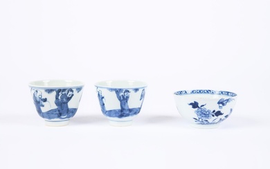 Chine, XVIIIe siècle. Trois petits bols en porcelaine bleu-blanc, dont deux. similaires à décor de...