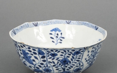 Chinees porseleinen kom met blauw-wit floraal decor, Jade gemerkt,...