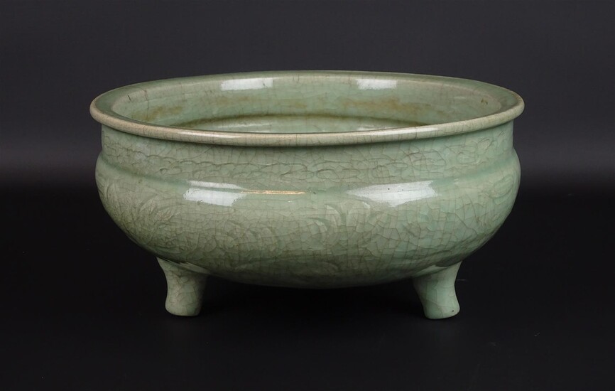 (-), Chinese steengoed Longquan celadon tripod censer met...