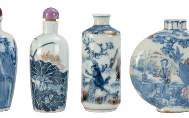 Collection de 4 flacons à priser en porcelaine, Chine, XIX-XXe s., décors divers: 1 décoré en bleu de paysage au personnage devant un br