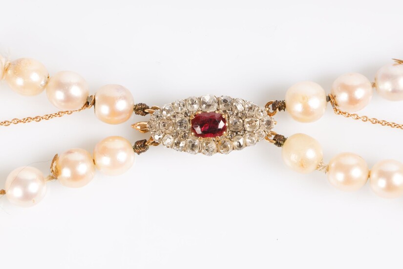 Collier de perles double rang, fermoir en or et platine sertie d'un rubis ovale dans...