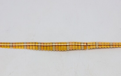 Collier en or ornée de pétales Poids : 28 g.