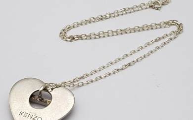 Collier vintage avec pendentif en forme de coeur de Kenzo. Chaîne en argent 950 de...