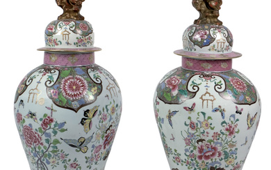 Coppia di grandi potiches in porcellana bianca, rosa, policroma e dorata, Cina, XVIII secolo