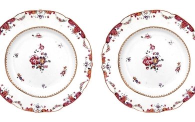Coppia di piatti in porcellana, famiglia rosa, Cina XVII secolo. Decorato al...