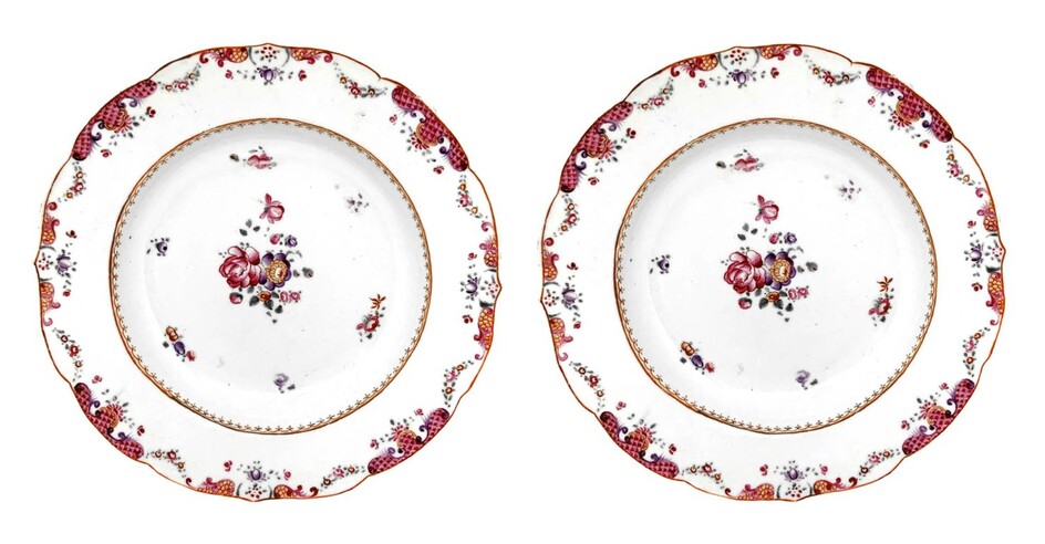 Coppia di piatti in porcellana, famiglia rosa, Cina XVII secolo. Decorato al...