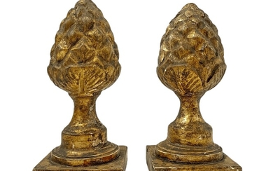 Coppia piccole pigne in legno dorato, XIX secolo.