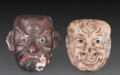 DEUX PETITS MASQUES en bois sculpté, d'après des types Bugaku et Kyogen, l'un laqué brun avec rehauts rouge, à l'expression cou...