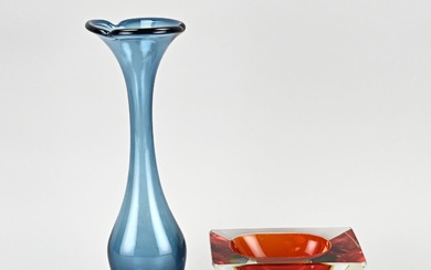 Deux pièces de verrerie italienne. 20e siècle. 1x vase, Flavio Poli et Seguso Sommerso Murano....