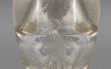 Dikwandige helder glazen vaas met geëtst decor van een...