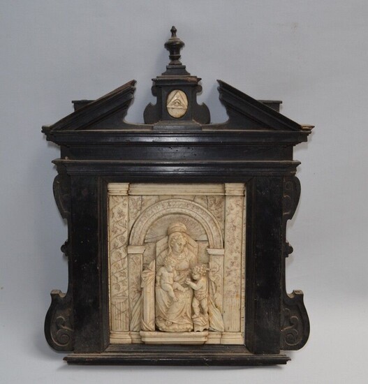 ELEMENT DE TABERNACLE en bois noirci enchâssant une plaque en ivoire sculpté représentant Saint Jean...