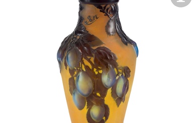 ÉTABLISSEMENTS GALLÉ (1904-1936) Branches de prunier en fruits (quetsches) Important vase balustre reposant sur talon...