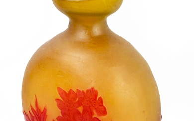ETABLISSEMENTS GALLÉ (1904-1936) Vase bouteille à corps ovoïde épaulé et col conique. Épreuve en verre...