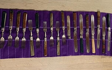 SOLD. English silver plate cutlery with hardstone handles. Late 19th century. Consisting of 12 knives and 12 forks. L. ca. 21 cm. (24) – Bruun Rasmussen Auctioneers of Fine Art