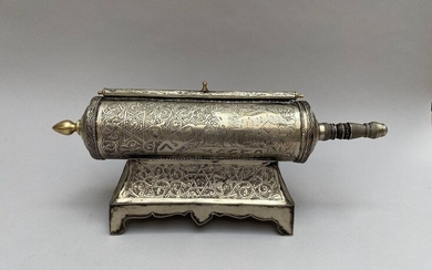 Esther scroll box in chiselled silver metal