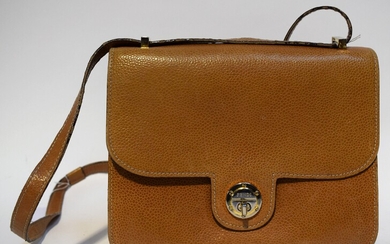 FENDI. Petit sac porté épaule en cuir de couleur brun clair/"rouille". 17,5 cm x 23...