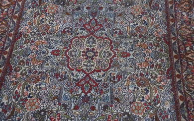 Fin Cachemire ( Inde ) laine et soie. Vers 1975-80. Dimensions. 192 x 122 cm...