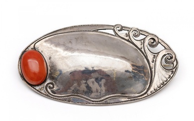 Fons Reggers (1886 - 1962), zilveren geciseleerde ovale broche.