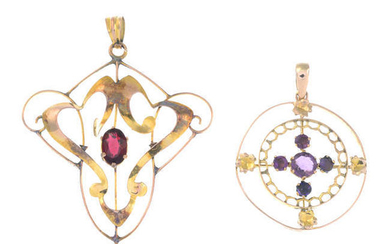 Four early 20th century gold items of jewellery, to include two pendants and two bar brooches.