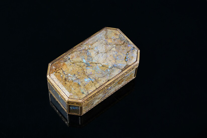GOLDEN TABATIER, VIENNA, late 18th century. Rectangular shape with cut sides, decorated on each side with an agate fossil plaque with opal inclusions. Cage frame finely chiseled with a leafy frieze on an amatized background. Small accidents...