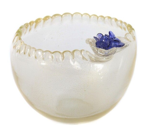 Glass bowl Murano, 20th century, colourless glass with a plane cut stand, the wall surrounding with fused gold foil particles, the mouth multi-pass shaped, pressed in at one end, on it flower of colourless and blue glass plates, hxd: ca. 16,5/19 cm.