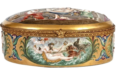 Grande boite en porcelaine polychrome à décor en relief de scènes mythologiques Travail italien vers...