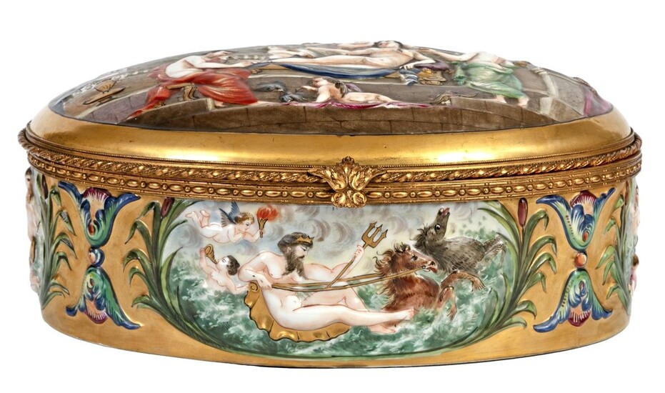 Grande boite en porcelaine polychrome à décor en relief de scènes mythologiques Travail italien vers...