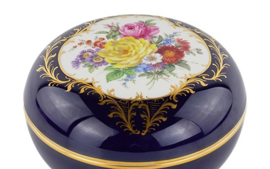 Grande boîte ronde de la manufacture Meissen. Boîte avec couvercle convexe amovible en porcelaine. La...