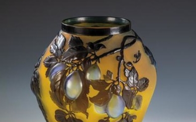 GroÃŸe SoufflÃ©-Vase mit Pflaumen