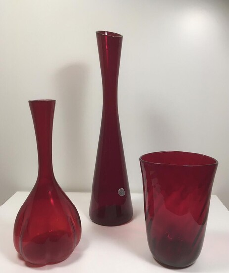 NOT SOLD. Gunnar Ander a.o.: Three vases of red glass. Made by Elme Glasbruk and one from Reilmyre. 1950s-1960s. H. 15 - 35 cm. (3) – Bruun Rasmussen Auctioneers of Fine Art