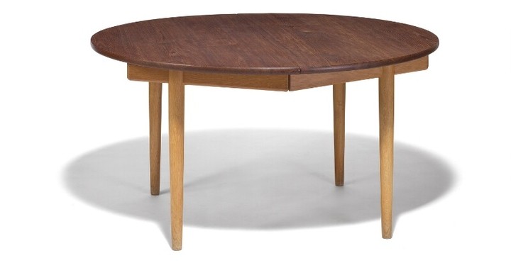 Hans J. Wegner: Circular dining table with solid oak frame. Solid teak top with extension and two extra leaves.
